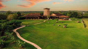 Ein Golfplatz mit Clubhaus, einem Turm und einer Laube.