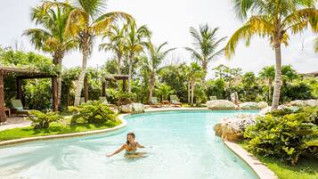 2 outdoor pools, free cabanas, sun loungers