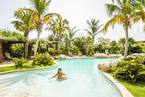 2 من حمّامات السباحة الخارجية، كبائن مجانية، مقاعد للتشمس