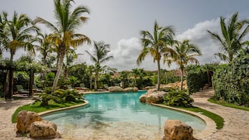 2 albercas al aire libre, camas balinesas gratuitas y camastros