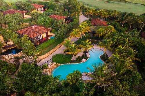 2 piscinas al aire libre, cabañas de piscina gratuitas, sombrillas
