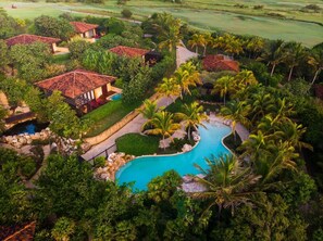 2 outdoor pools, free cabanas, sun loungers