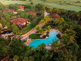 2 piscinas al aire libre, cabañas de piscina gratuitas, tumbonas