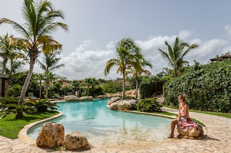 2 piscinas al aire libre, camas de piscina gratis