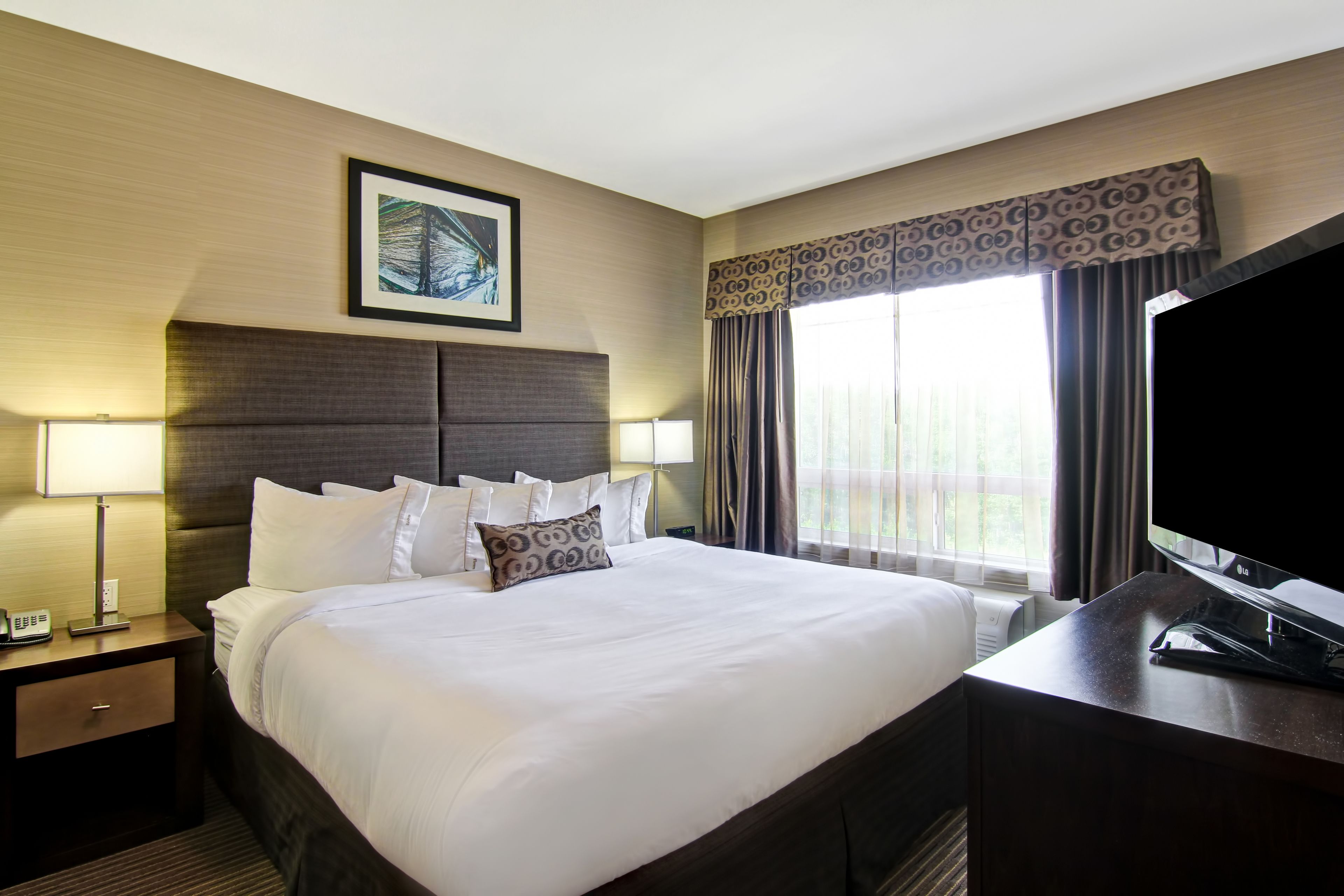 desk, laptop workspace, iron/ironing board, free wifi