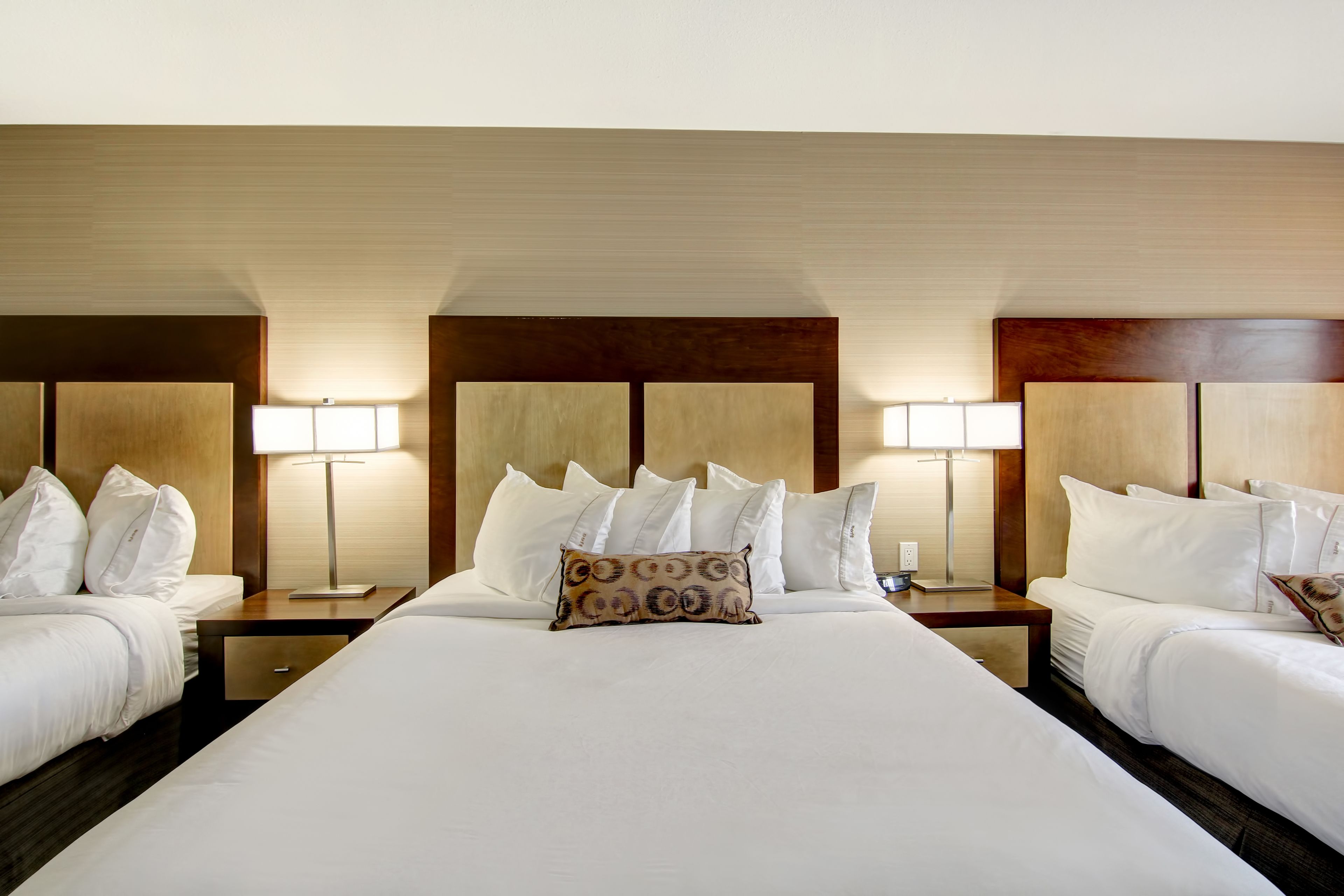 triple room (queen) | desk, laptop workspace, iron/ironing board, free wifi