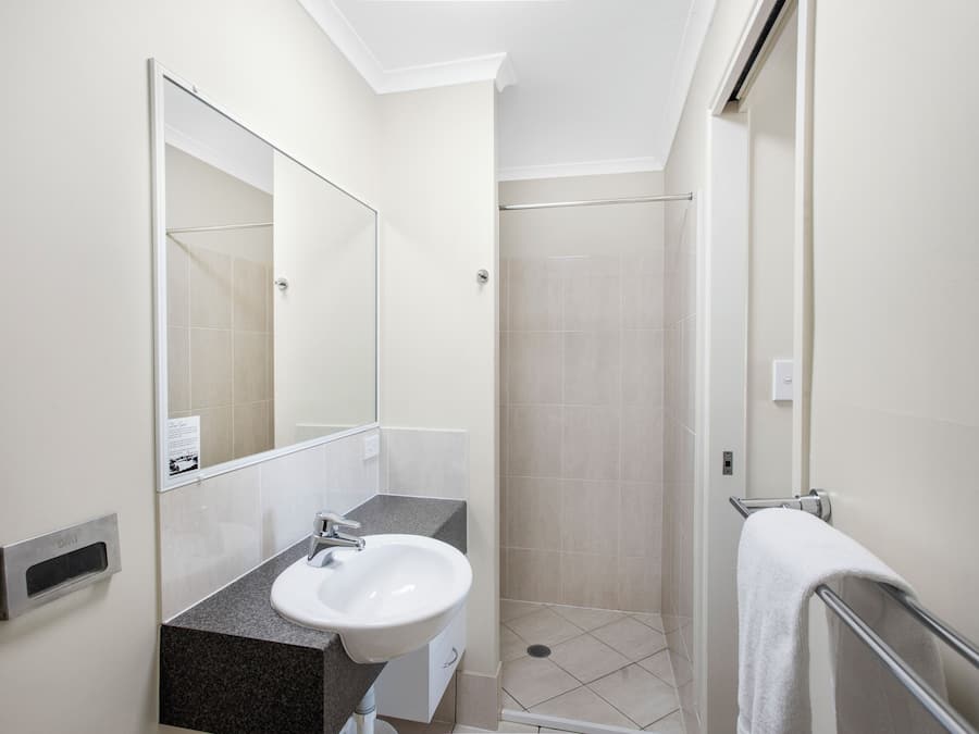 Executive Queen Room | Bathroom | Shower, free toiletries, hair dryer, towels
