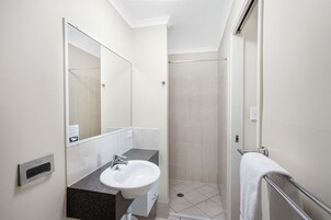 Quarto superior | Banheiro | Chuveiro, produtos de toalete grátis, secador de cabelo 