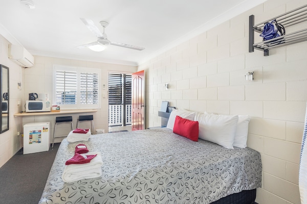 Standard Queen Room | Laptop workspace, iron/ironing board, free WiFi, bed sheets