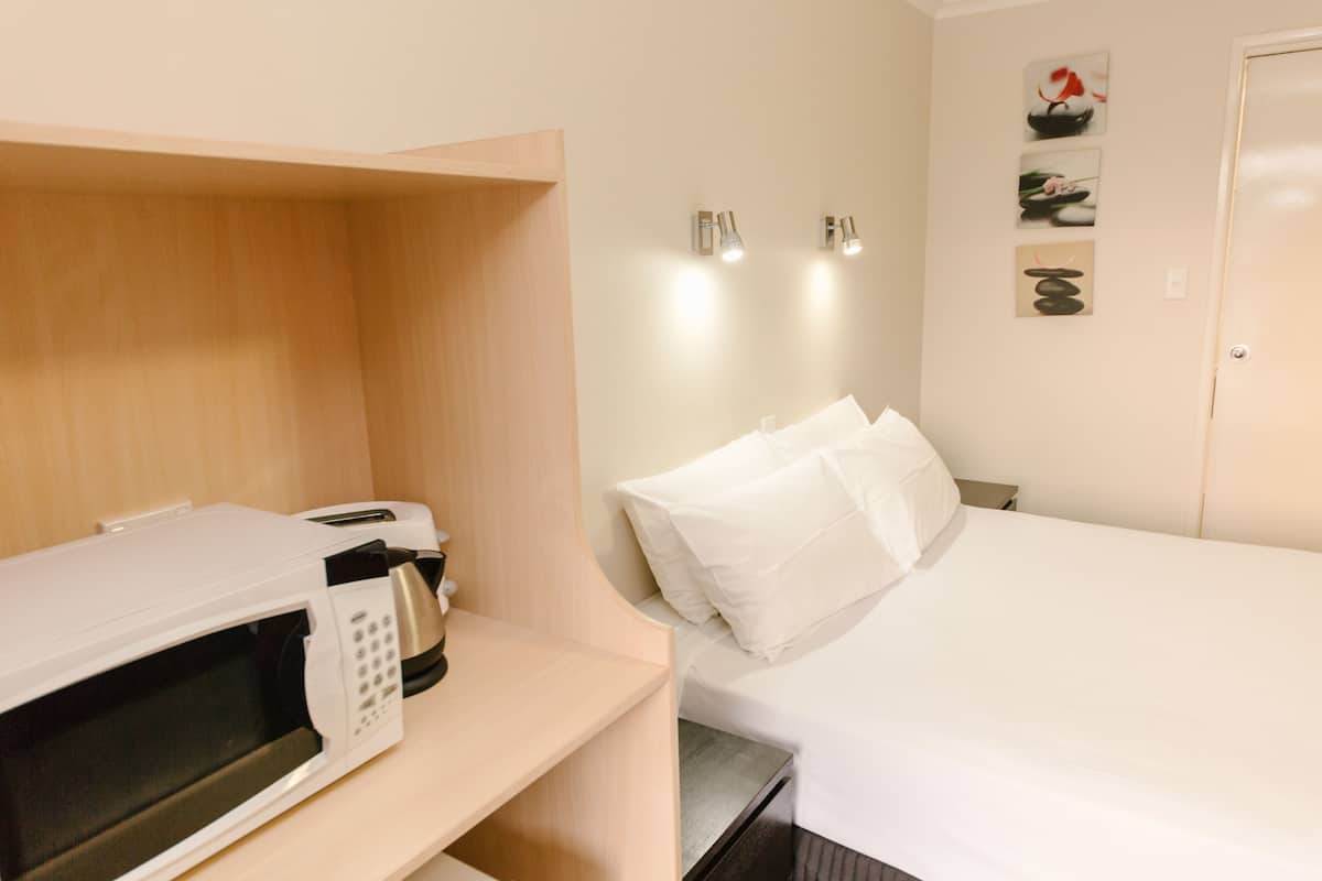 Skrivebord for bærbar PC, strykejern/-brett og wi-fi (inkludert)