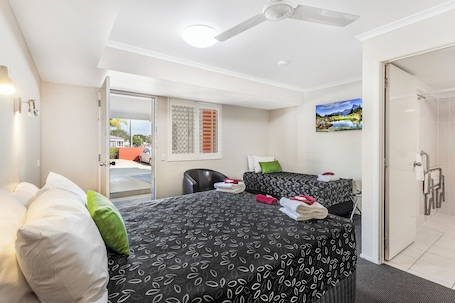 Accessible Twin Room | Laptop workspace, iron/ironing board, free WiFi, bed sheets