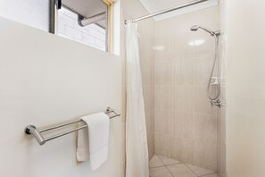 Deluxe Queen Room | Bathroom - Citywalk Motor Inn (Rockhampton)