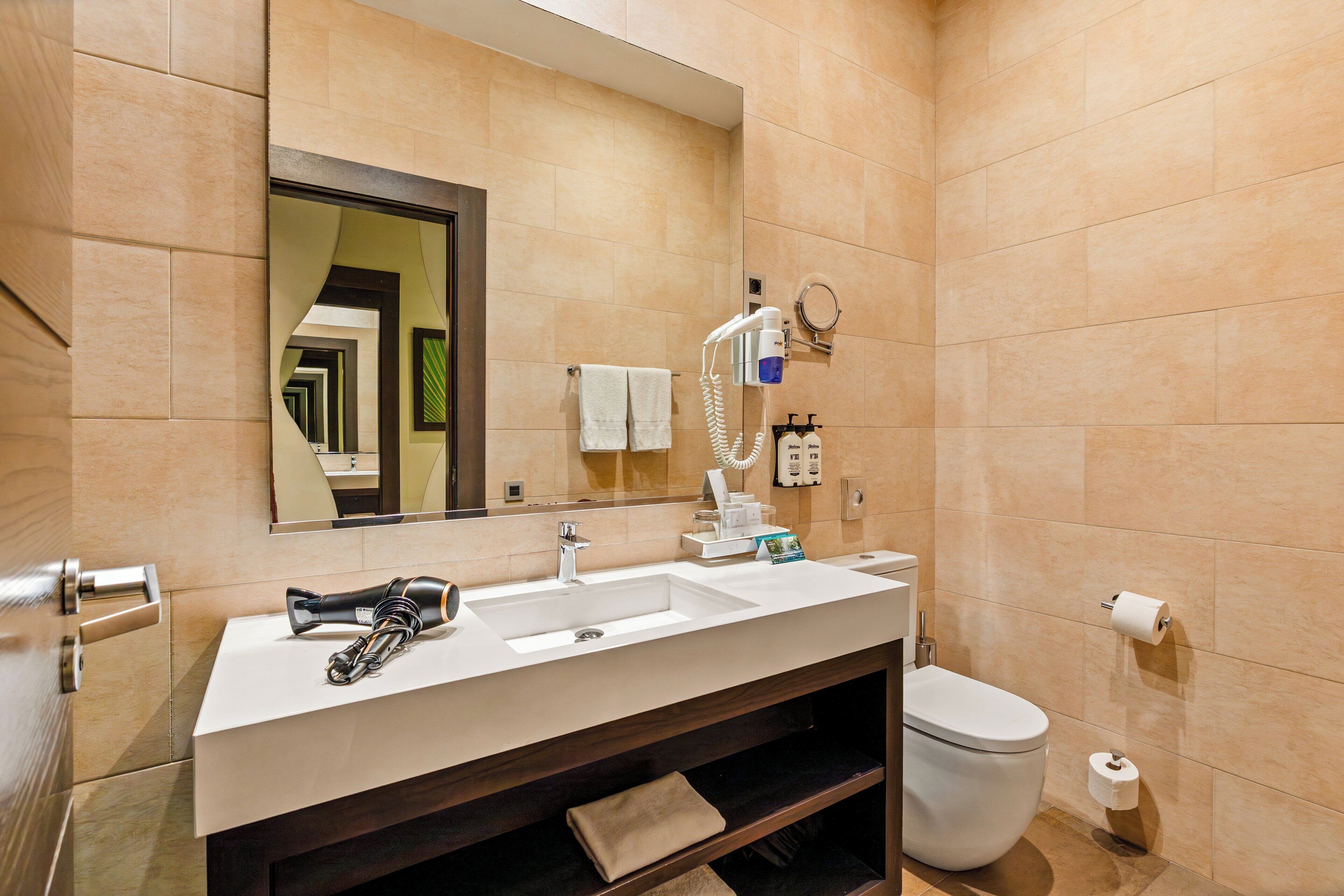 名牌盥洗用品、吹風機、浴袍、拖鞋