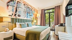 Ein modernes Hotelzimmer mit einem großen Bett, einem Schreibtisch und Blick ins Freie.