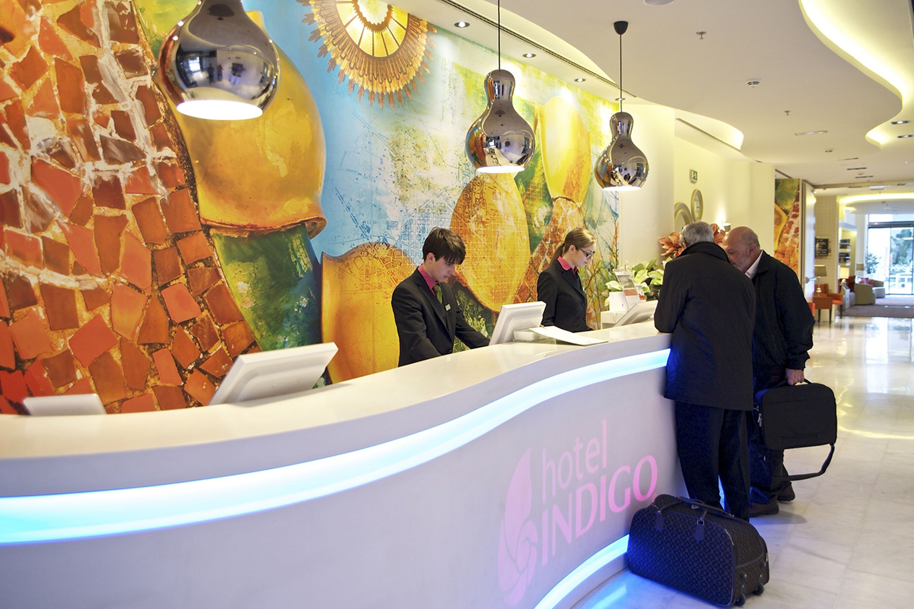 3 bars/lounges, poolside bar