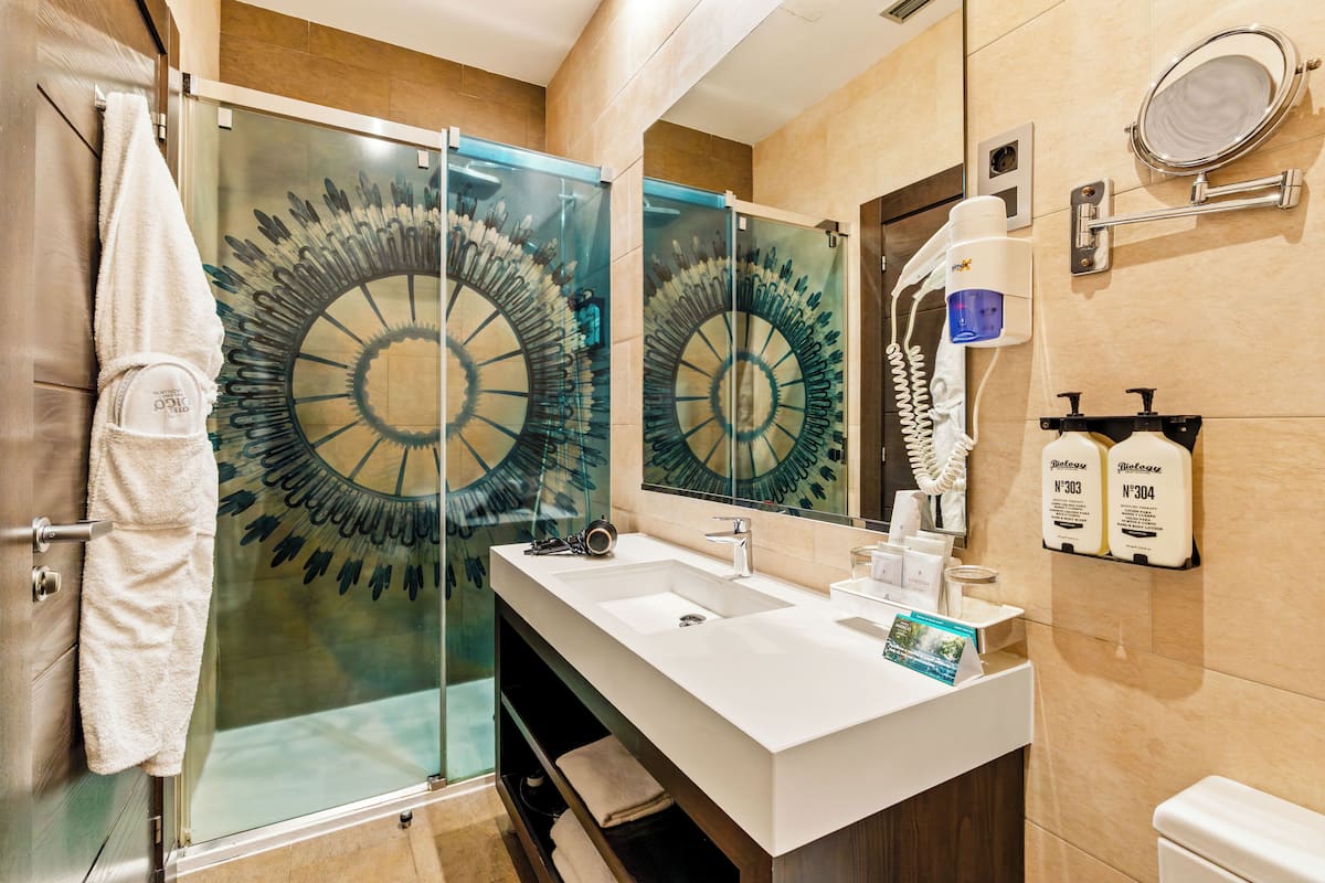 Premium bedding, minibar, in-room safe, desk