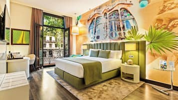 Una habitación de hotel moderna con una cama grande, un escritorio y vistas al exterior.