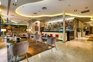 3 bares/lounges, bar ao lado da piscina