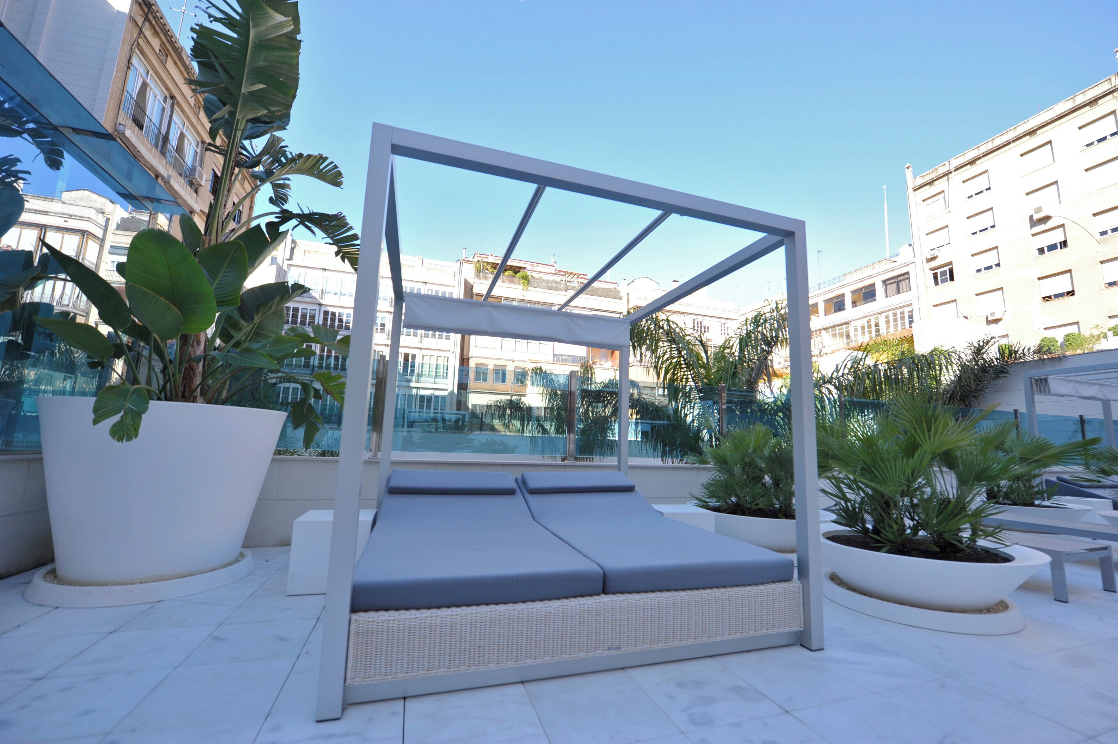 Una piscina al aire libre, sillones reclinables de piscina