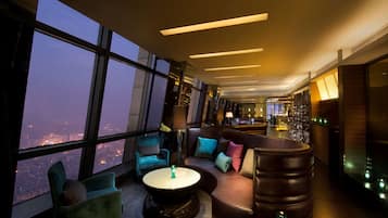 2 Bars/Lounges