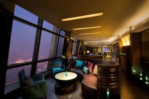 2 bars/lounges