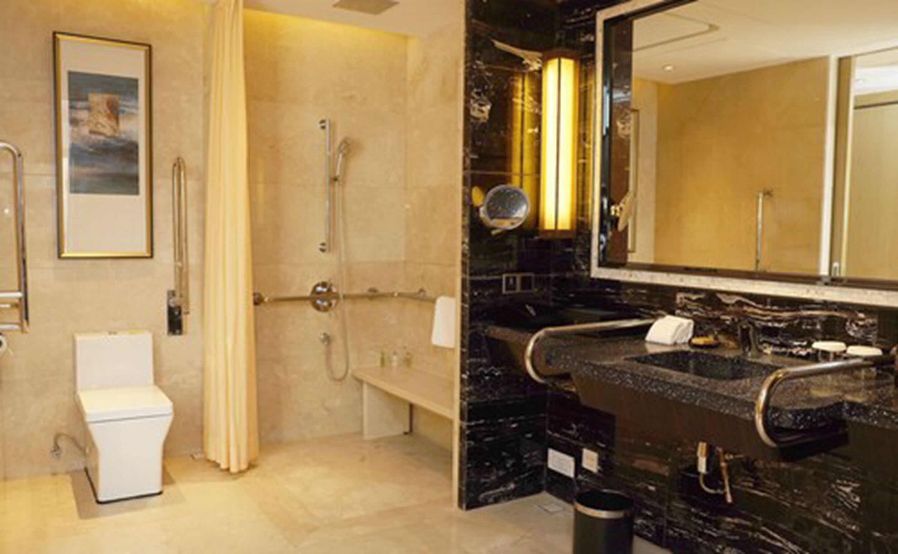 Un baño moderno con inodoro, ducha y lavamanos dobles.
