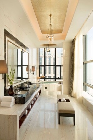 Badewanne und Dusche (separat), Regendusche, kostenlose Toilettenartikel