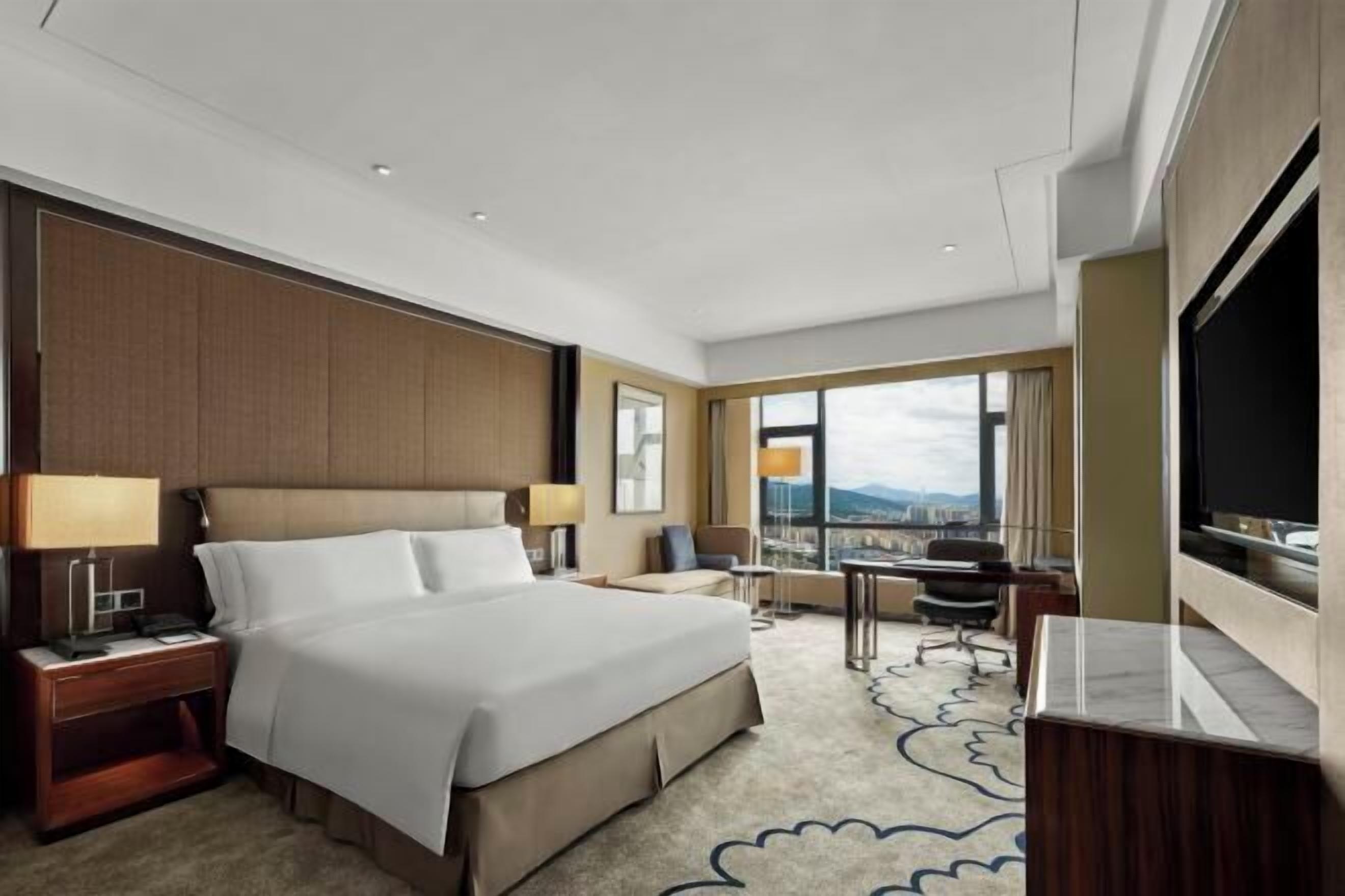 Luxe beddengoed, een minibar, een kluis op de kamer, een bureau