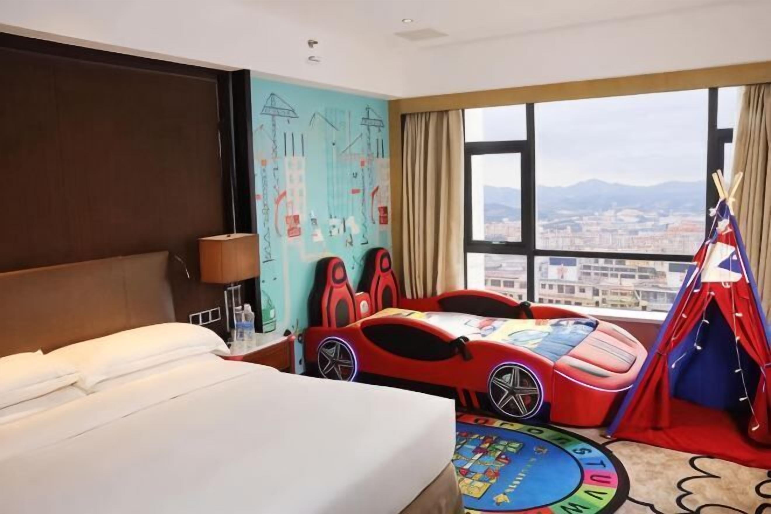 Peralatan tempat tidur premium, bar mini, peti besi dalam bilik, meja 