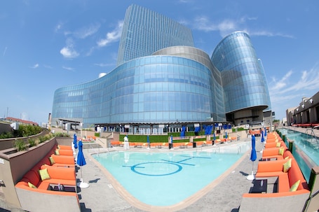 Piscina interna, piscina externa sazonal, barracas, espreguiƧadeiras