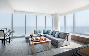 Suite, 1 très grand lit | Coin séjour