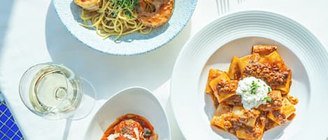 Tre piatti di pasta su un tavolo.
