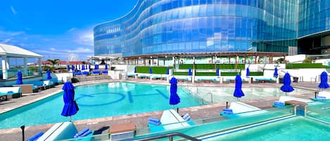 Piscine intérieure, piscine extérieure en saison, cabanas (supplément)