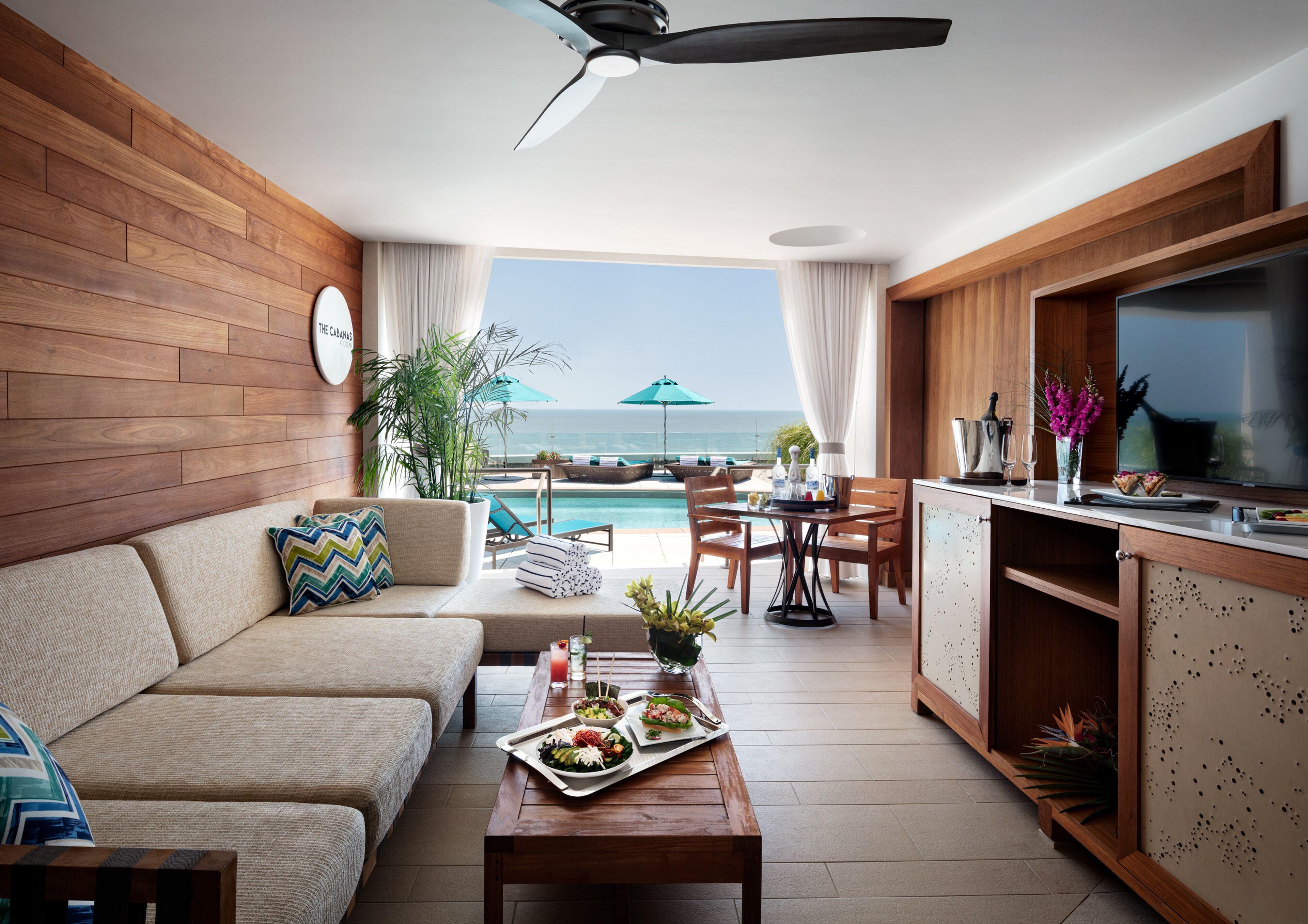 室內泳池、季節性室外泳池；10:00 至 20:00 開放；小屋 (收費)、躺椅