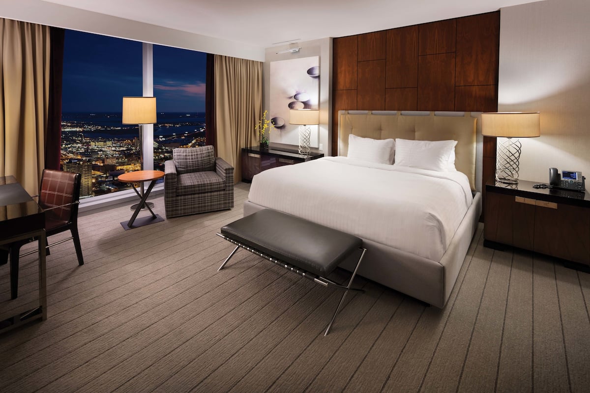 suite, 1 king bed | 1 bedroom, in-room safe, desk, iron/ironing board