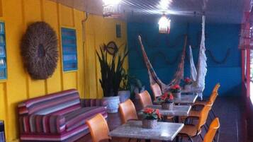 Café da manhã com buffet grátis todos os dias