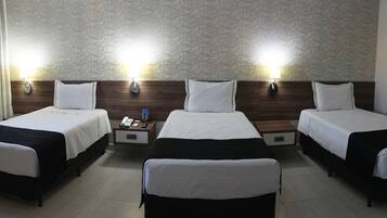 Habitación triple ejecutiva | Minibar, caja de seguridad en la habitación y decoración personalizada