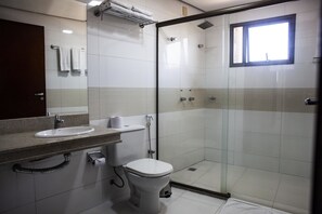 Douche, articles de toilette gratuits, sèche-cheveux