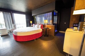 ห้องพรีเมียมดับเบิล | เครื่องนอนระดับพรีเมียม, มินิบาร์, ตู้นิรภัยในห้องพัก, โต๊ะทำงาน
