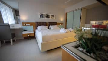 CORNER SUITE | Premium bedding, minibar, in-room safe, desk