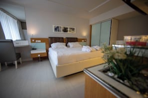 CORNER SUITE | Premium bedding, minibar, in-room safe, desk