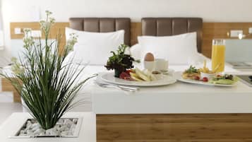 CORNER SUITE | Premium bedding, minibar, in-room safe, desk