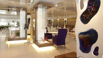 Con tavoli all'aperto