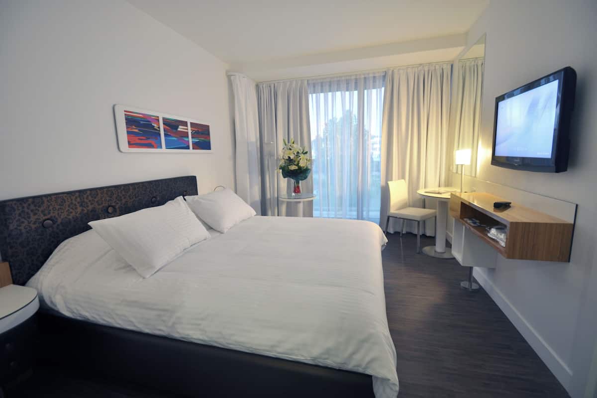 Standard Double Room | Premium bedding, minibar, in-room safe, desk