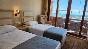 Habitación familiar, balcón | Minibar, caja de seguridad en la habitación, escritorio y wifi gratis