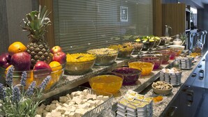 Ein reichhaltiges Buffet mit verschiedenen Speisen und Früchten.
