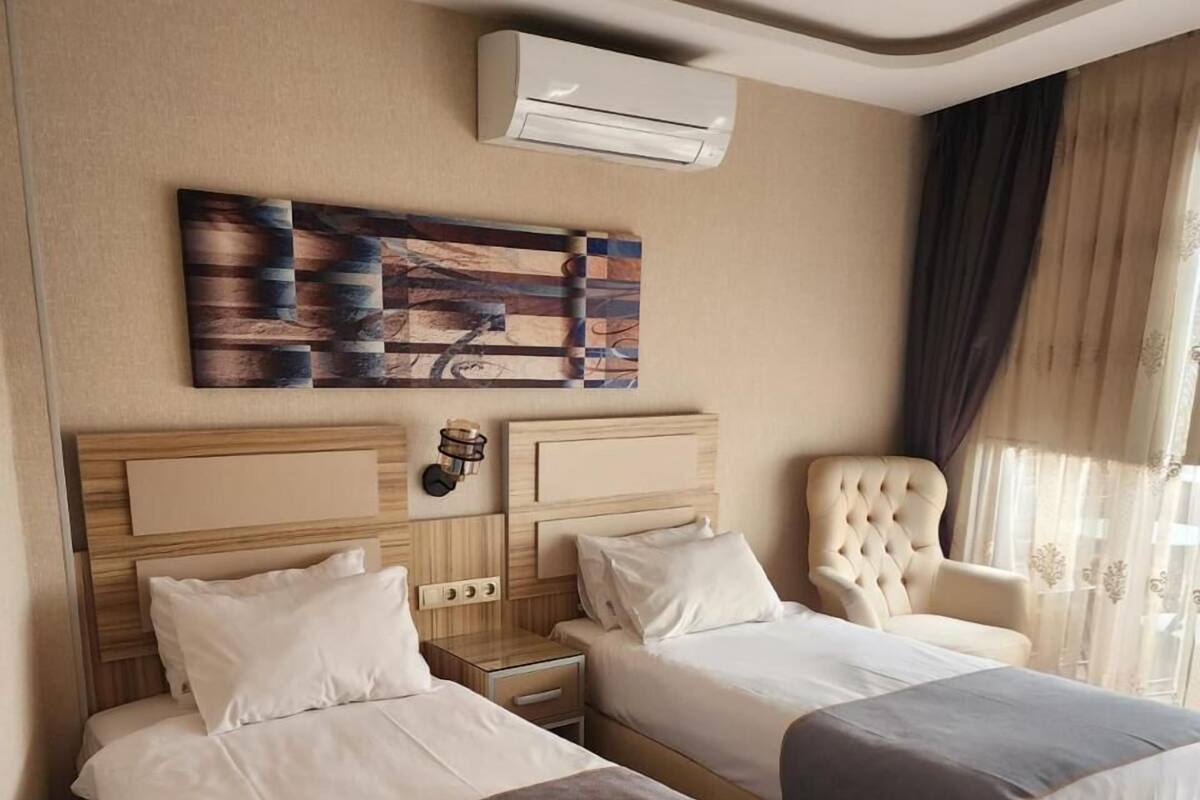 Standard Twin Room | Minibar, in-room safe, desk, WiFi (free)