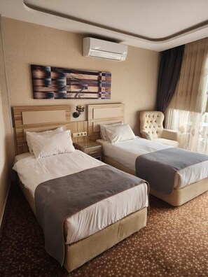 Kamar Twin Standar | Minibar, brankas, meja kerja, dan Wi-Fi gratis