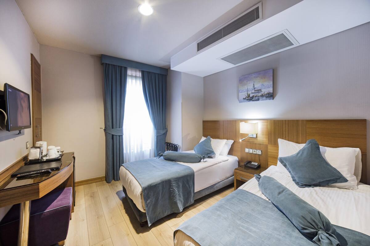 Luxe beddengoed, een minibar, een kluis op de kamer, een bureau