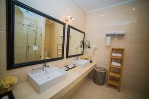 Royal Suite, 2 Bedrooms | Bathroom | Shower, hair dryer, bathrobes, slippers - Jelsomino Boutique Hotel (Astana)